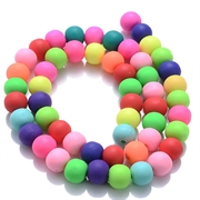 Fimo perler i flotte klare farver. 8 mm streng. 